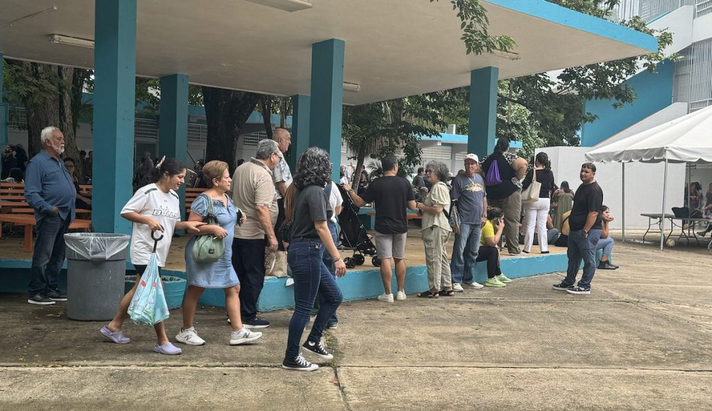 Votantes en Puerto Rico enfrentan desafíos y expresan esperanza en cambios urgentes